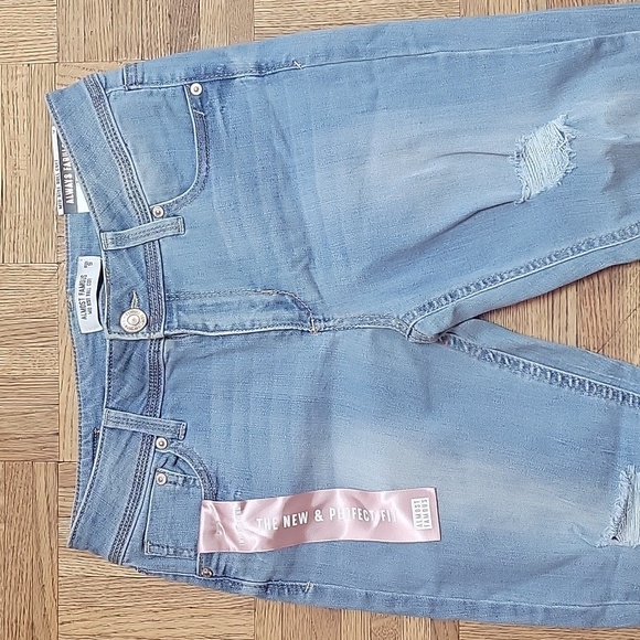 Almost Famous Distressed Mid Rise Denim Jeans With Roll Cuff SIZE 9 - Picture 3 of 10